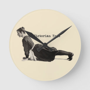 Horloge Ronde Femme Yoga Vintage Faisant la Pose du Chien Tête e