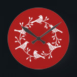 Horloge Ronde Festif Oiseau et Fleur Scandi Wreath<br><div class="desc">Une couronne d'oiseaux et de fleurs scandinaves modernes. Blanc festif sur rouge.</div>