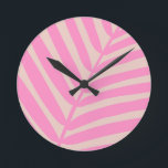 Horloge Ronde Feuille de palme rose<br><div class="desc">Feuille de palme - Motif tropicale - rose et beige.</div>