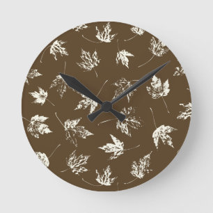 Horloge Ronde Feuilles d'érable d'automne sur brun - motif sans