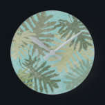 Horloge Ronde Feuilles tropicaux défraîchis<br><div class="desc">"Faded Tropical Feuilles I" de Jade Reynolds. Il présente une collection de feuilles tropicaux dans un style défraîchi.</div>