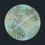 Horloge Ronde Feuilles tropicaux défraîchis<br><div class="desc">"Faded Tropical Feuilles I" de Jade Reynolds. Il présente une collection de feuilles tropicaux dans un style défraîchi.</div>