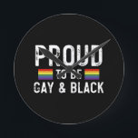 Horloge Ronde Fier D'Être Gay Et Noir<br><div class="desc">Fier D'Être Gay Et Noir gay,  lgbt,  noir,  gay,  orgueil,  cadeau,  drôle,  lqbtq,  amour,  bisexuel,  transgenre,  queer,  protestation,  noir,  arc-en-ciel,  bleu,  drapeau,  bi,  trans,  fille gay,  cadeaux</div>