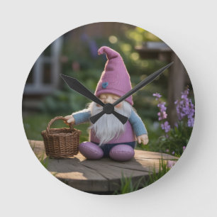 Horloge Ronde Figurine de gnome en peluche avec panier tressé en