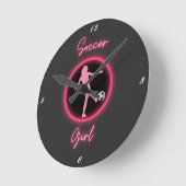 Horloge Ronde Fille de soccer rose brillant (Angle)
