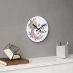 Horloge Ronde Fleur avec Grace Elegant Floral Femme Silhouette<br><div class="desc">Un design floral gracieux avec une silhouette féminine remplie de roses et de lavande en fleurs. Parfait pour les T-shirts,  affiches,  journaux et cadeaux.</div>