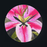 Horloge Ronde Fleur d'aquarelle de la pop art Tenerife rose chau<br><div class="desc">avec un design original de peinture aquarelle de l'artiste Sacha Grossel de fleur de lys rose chaud en gros plan,  pop art macro. Ce design floral d'inspiration botanique est très lumineux et coloré avec des pétales roses intenses et un arrière - plan vert.</div>