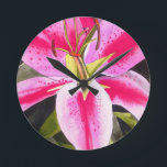 Horloge Ronde Fleur d'aquarelle de la pop art Tenerife rose chau<br><div class="desc">avec un design original de peinture aquarelle de l'artiste Sacha Grossel de fleur de lys rose chaud en gros plan,  pop art macro. Ce design floral d'inspiration botanique est très lumineux et coloré avec des pétales roses intenses et un arrière - plan vert.</div>