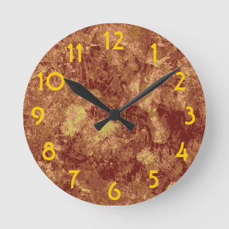 Horloge Ronde Fleur jaune contre le motif de camouflage de