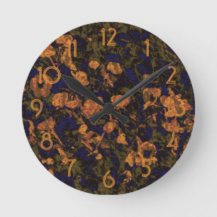 Horloge Ronde Fleur orange contre le motif de camouflage de