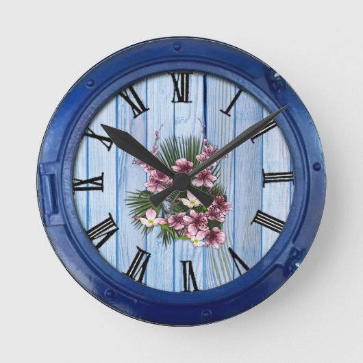 Horloge Ronde Fleurs d'arty rose sur la texture de bois bleu (Recto)