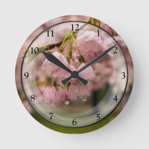 Horloge Ronde Fleurs de cerisiers et gouttes de pluie