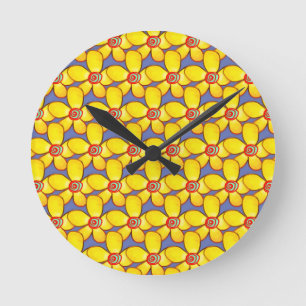 Horloge Ronde Fleurs Jaunes Bizarres Laides sur du Lavande 