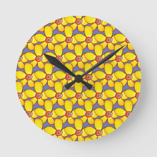 Horloge Ronde Fleurs Jaunes Bizarres Laides sur du Lavande