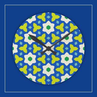 Horloge Ronde Fleurs mignonnes sur bleu et vert géométrique flor