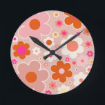 Horloge Ronde Fleurs Rétro Peach Blush Rose Orange Floral<br><div class="desc">Fleurs colorées rétro : art floral - tons chauds   arrière - plan pêche et blanc,  rose roux,  orangé et jaune.</div>