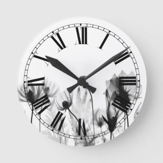Horloge Ronde Fleurs sauvages aux rayons X N&B