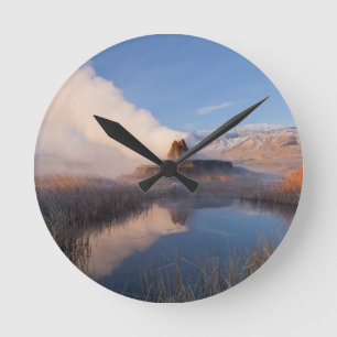 Horloge Ronde Fly Geyser avec la chaîne de Granit enneigée