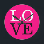 Horloge Ronde Fond Rose Amour Mariage<br><div class="desc">Vous pouvez facilement changer les polices et les couleurs. Vous pouvez également ajouter votre logo et l'image de fond comme vous le souhaitez.</div>