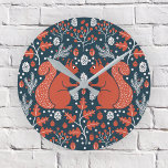 Horloge Ronde Forêt d'écureuils<br><div class="desc">Motif de forêt d'écureuils rouges avec des cônes de pins,  branches de pins,  glands,  feuilles de chêne et baies. Idéal pour une maison de lac ou un décor de chambre saisonnier. Art original de Nic Squirrell.</div>