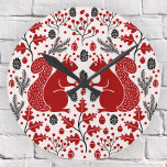 Horloge Ronde Forêt d'écureuils<br><div class="desc">Motif de forêt d'écureuils rouges avec des cônes de pins,  branches de pins,  glands,  feuilles de chêne et baies. Idéal pour une maison de lac ou un décor de chambre saisonnier. Art original de Nic Squirrell.</div>