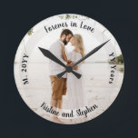 Horloge Ronde Forever in Love Mariage Anniversaire Photo<br><div class="desc">Gardez votre autre significatif proche de cette photo anniversaire avec photo,  sentiment,  nom,  mariage et le nombre d'années mariées. Conception composite par Holiday Hearts Designs.</div>