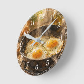 Horloge Ronde Fried Eggs in a Pan Wall Clock — Fun Kitchen Desig (Angle)