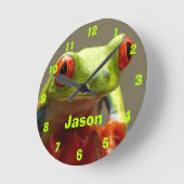 Horloge Ronde Fun Frog with Red Eyes Nom personnalisé (Angle)