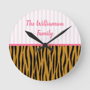 Horloge Ronde Fun Pink Stripes & Tigerprint Personnalisé