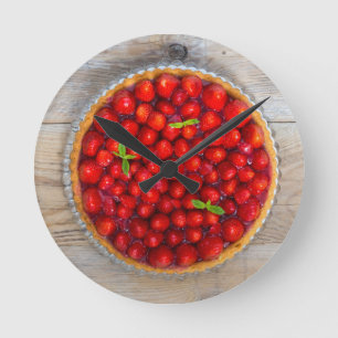 Horloge Ronde Gâteau aux fraises avec feuilles à la menthe sur b