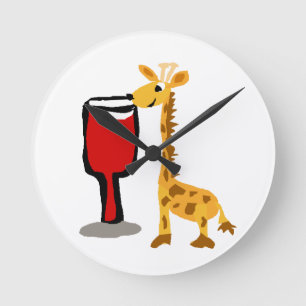 Horloge Ronde Girafe drôle buvant la bande dessinée de vin rou