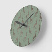 Horloge Ronde Giraffe d'or sur Sage Green (Angle)