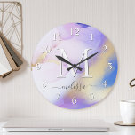 Horloge Ronde Glam Lilac Gold Abstrait Peinture Élégant Monogram<br><div class="desc">Personnalisez facilement ce style glamour abstrait couleur lilas peinture et faux or spray arrière - plan avec vos détails personnalisés.</div>