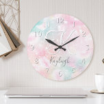 Horloge Ronde Glam Parties scintillant rose Pastel Motif fille<br><div class="desc">Personnalisez facilement ce joli motif de parties scintillant de livre rose avec votre nom et/ou monogramme personnalisés.</div>