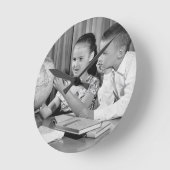 Horloge Ronde Globe de visionnement de garçon et de fille (Angle)