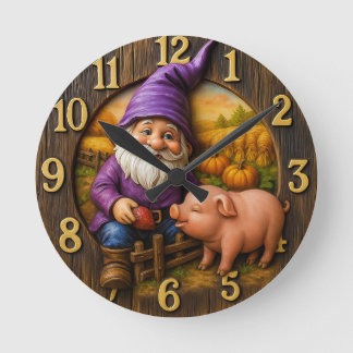 Horloge Ronde Gnome Feeding Pig in Autumn Farm Scene