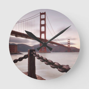 Horloge Ronde Golden gate bridge contre des montagnes