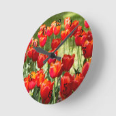 Horloge Ronde Grand champ de tulipes rouges (Angle)