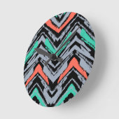 Horloge Ronde Gray, Teal, et Coral Hand Drawn Chevron Pattern (Angle)