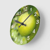 Horloge Ronde Green Apple on Tree Branch (Angle)