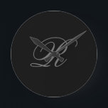 Horloge Ronde Gris noir minimaliste Ajouter Monogramme initial<br><div class="desc">Ceux qui le verront diront ce qu'est un design simple et ne seront pas en mesure d'ôter les yeux de ceci. C'est un design très élégant, très esthétique et très simple, parfait. Avec une telle simplicité, vous refléterez immédiatement ce que vous avez une personnalité fine et la sensibilité dans votre...</div>