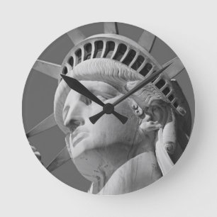 Horloge Ronde Gros plan noir et blanc Statue de la Liberté