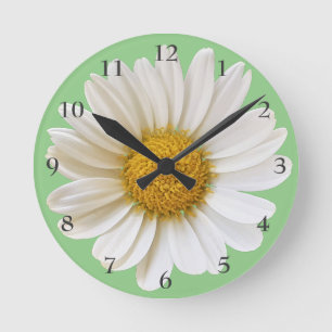 Horloge Ronde Grosse marguerite blanche sur le vert de l'âge cla