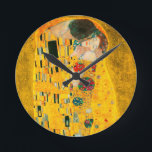 Horloge Ronde Gustav Klimt Le Baiser<br><div class="desc">Horloge illustrant la peinture à l’huile de Gustav Klimt avec la feuille d’or The Kiss (1908). Un homme et une femme, aux couleurs dorées brillantes, embrassent et embrassent avec amour dans un champ de fleurs. Un grand cadeau pour les amateurs d'art Art Nouveau et autrichien.</div>