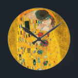 Horloge Ronde Gustav Klimt Le Baiser<br><div class="desc">Horloge illustrant la peinture à l’huile de Gustav Klimt avec la feuille d’or The Kiss (1908). Un homme et une femme,  aux couleurs dorées brillantes,  embrassent et embrassent avec amour dans un champ de fleurs. Un grand cadeau pour les amateurs d'art Art Nouveau et autrichien.</div>