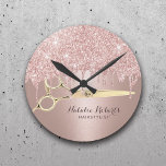 Horloge Ronde Hair Stylist Rose Gold Glitter Drips Salon de la m<br><div class="desc">Hair Stylist Rose Gold Faux Glitter Drips Modern Beauty Salon Clocks.</div>