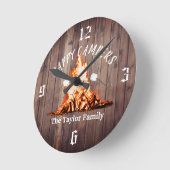 Horloge Ronde Happy Campers Rustic Bonfire Camping Nom de famill (Angle)