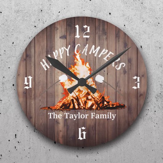 Horloge Ronde Happy Campers Rustic Bonfire Camping Nom de famill