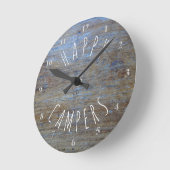 Horloge Ronde Happy Campers Rustic Wood | Camping Retirement Fun (Angle)