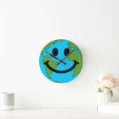 Horloge Ronde Happy Earth Face Wall Clock (Maison)